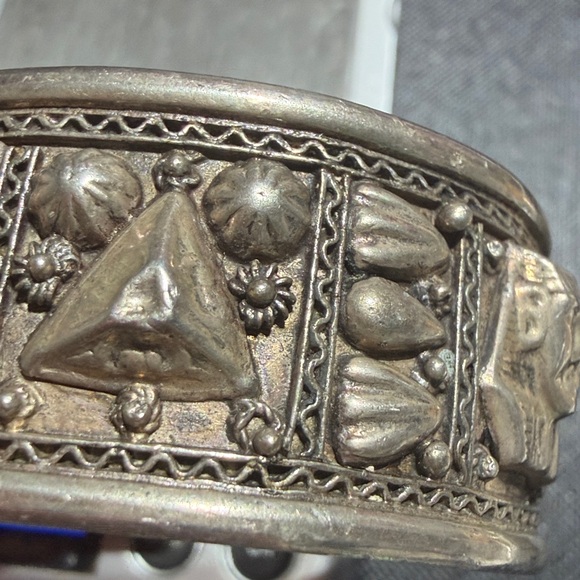 Intricate 900 Silver Vintage Egyptian Revival Cuff Pharaoh Motifs (2) - Picture 7 of 10